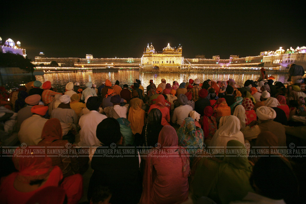 Devotees large numbers at Golden Temple evening time