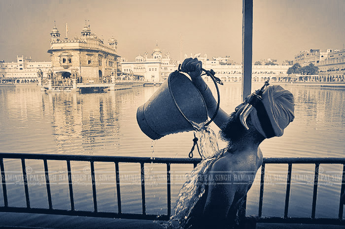 Rare photo of baptized Sikh man takes bath at Golden Temple with bucket