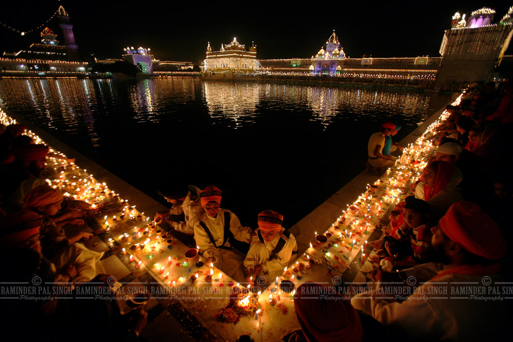 Diwali Bandi Chorh Diwas at Golden Temple Sikh children light candles
