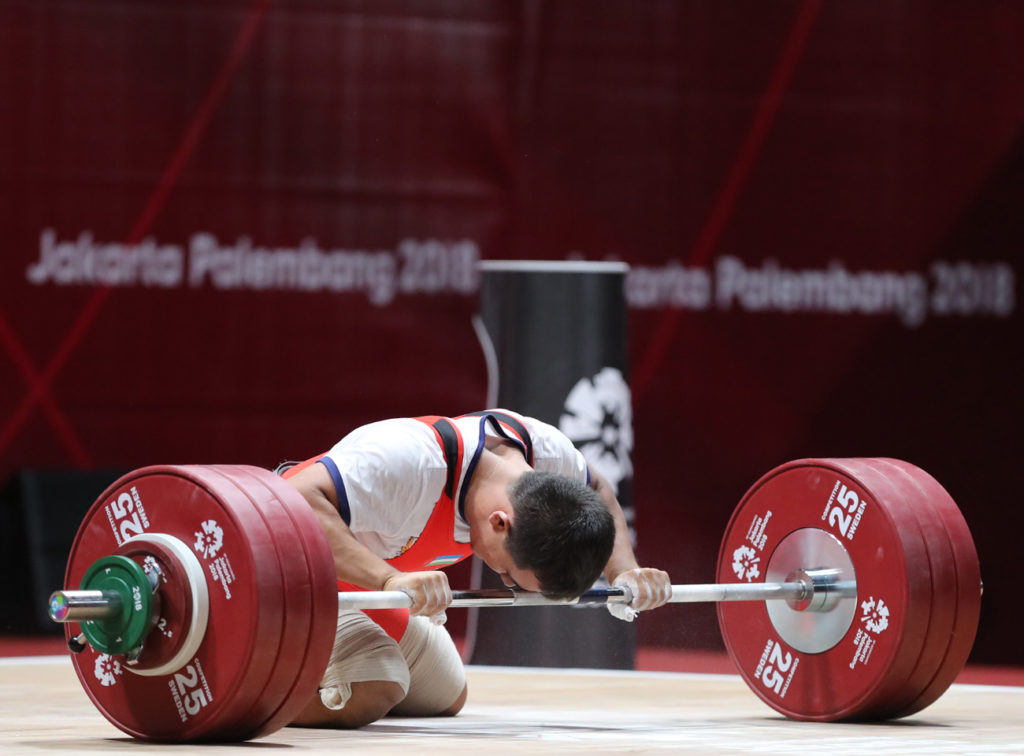 weighlifter bows weight asian games photography images action jakarta