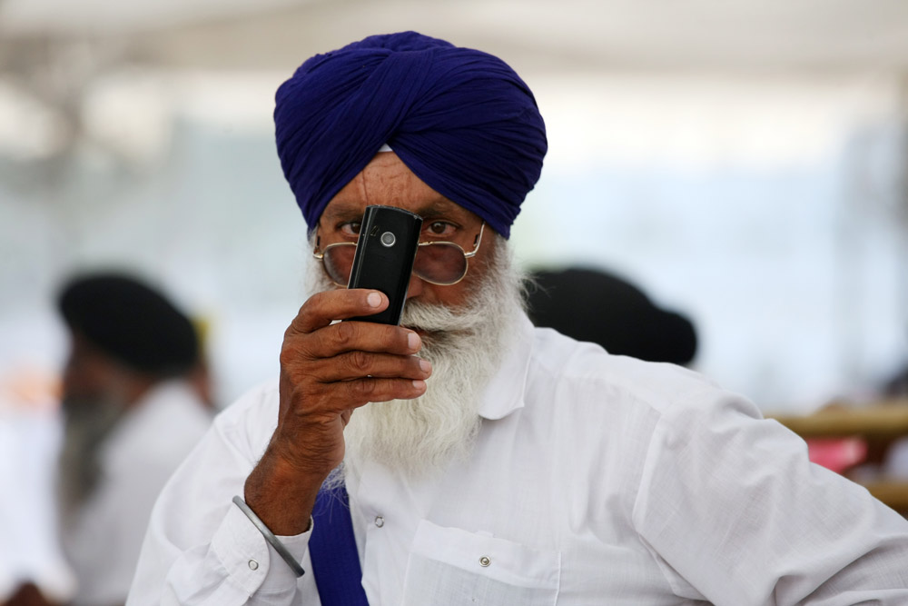 Sikh man makes video with an old cell phone